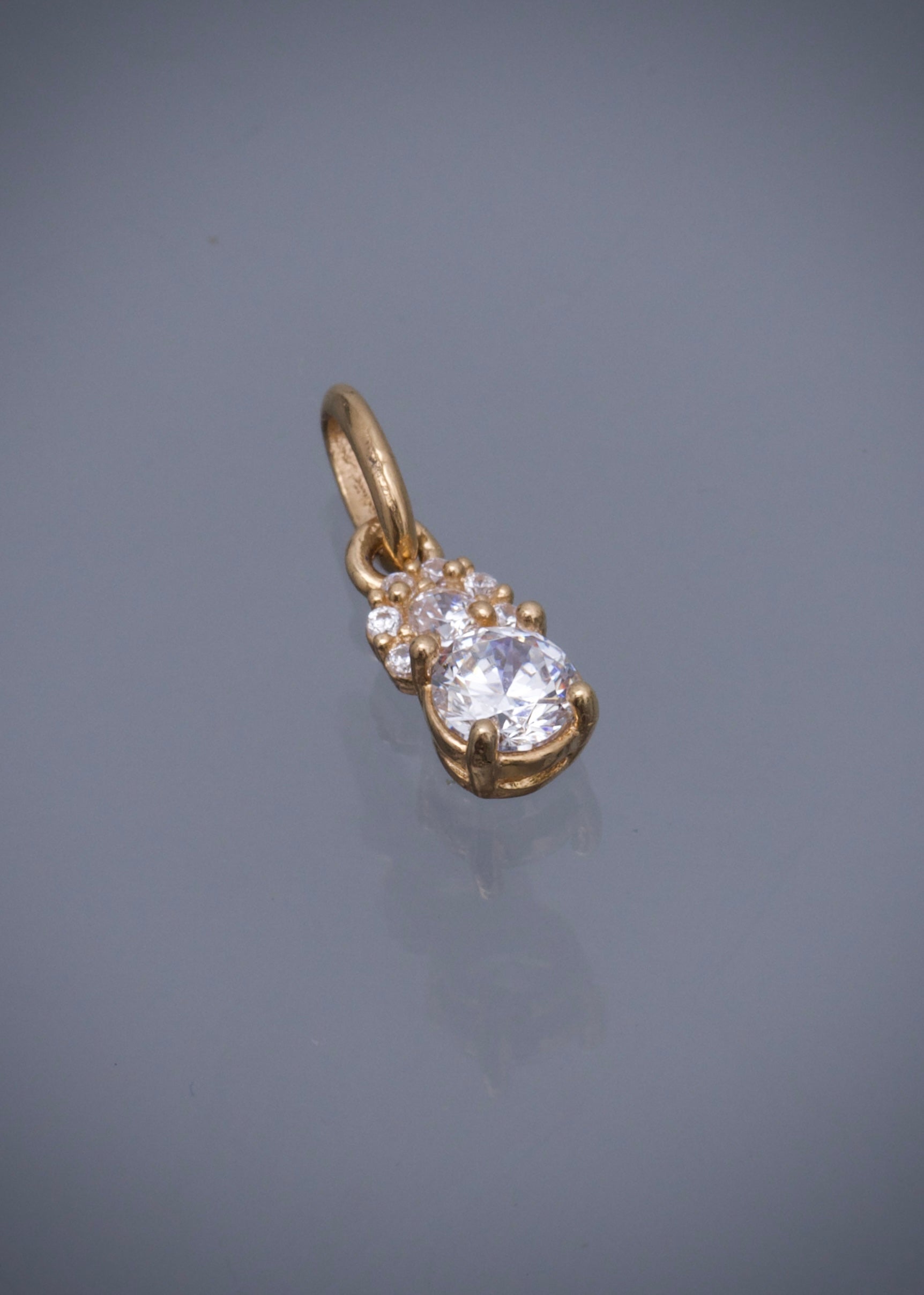 Dije con swarovski blanco 0.65gr / Largo 1.3cm / Oro Amarillo Nac B