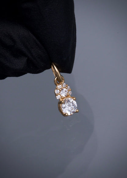 Dije con swarovski blanco 0.65gr / Largo 1.3cm / Oro Amarillo Nac B