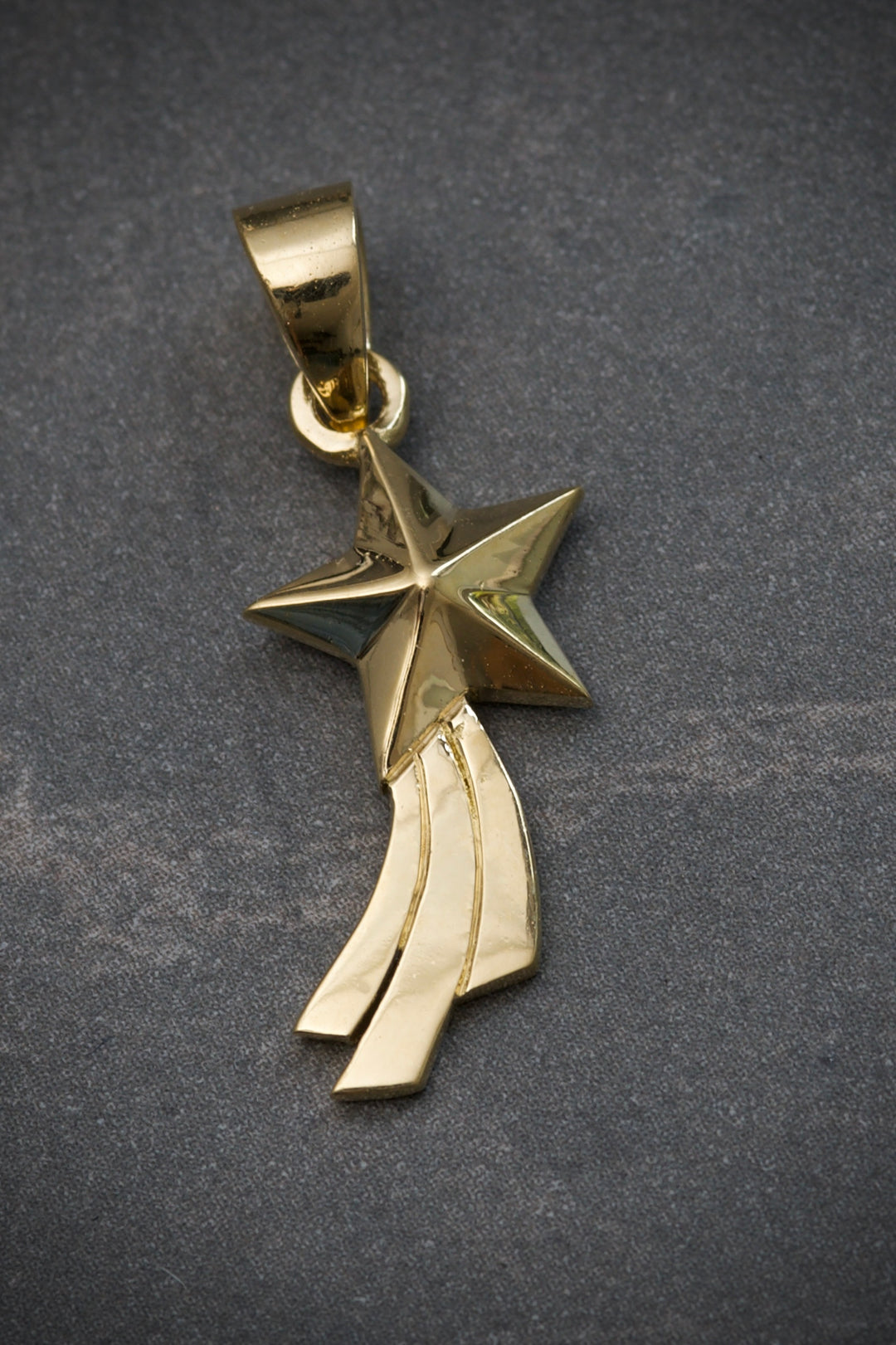 Dije estrella fugaz 2gr / largo 2.6cm — Oro Amarillo