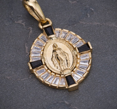 Dije virgen milagrosa con swarovski negro y blanco 2.6gr / Largo 2.7cm / Oro Amarillo Nac B