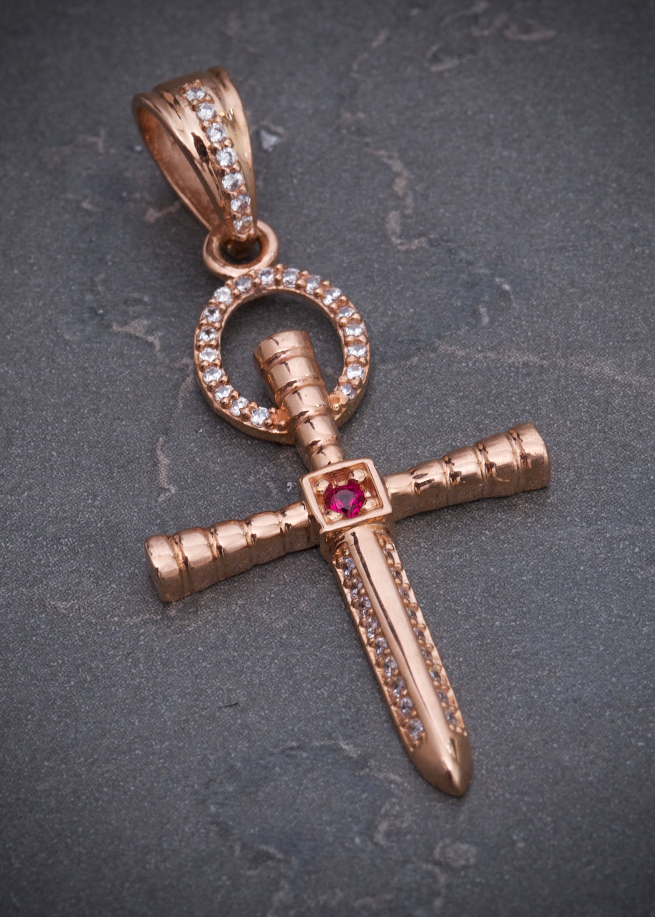 Dije cruz con swarovski blanco y fucsia 3.45gr / Largo 4.3cm / Oro Rosado Nac B