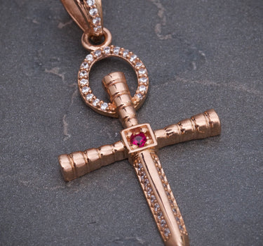 Dije cruz con swarovski blanco y fucsia 3.45gr / Largo 4.3cm / Oro Rosado Nac B