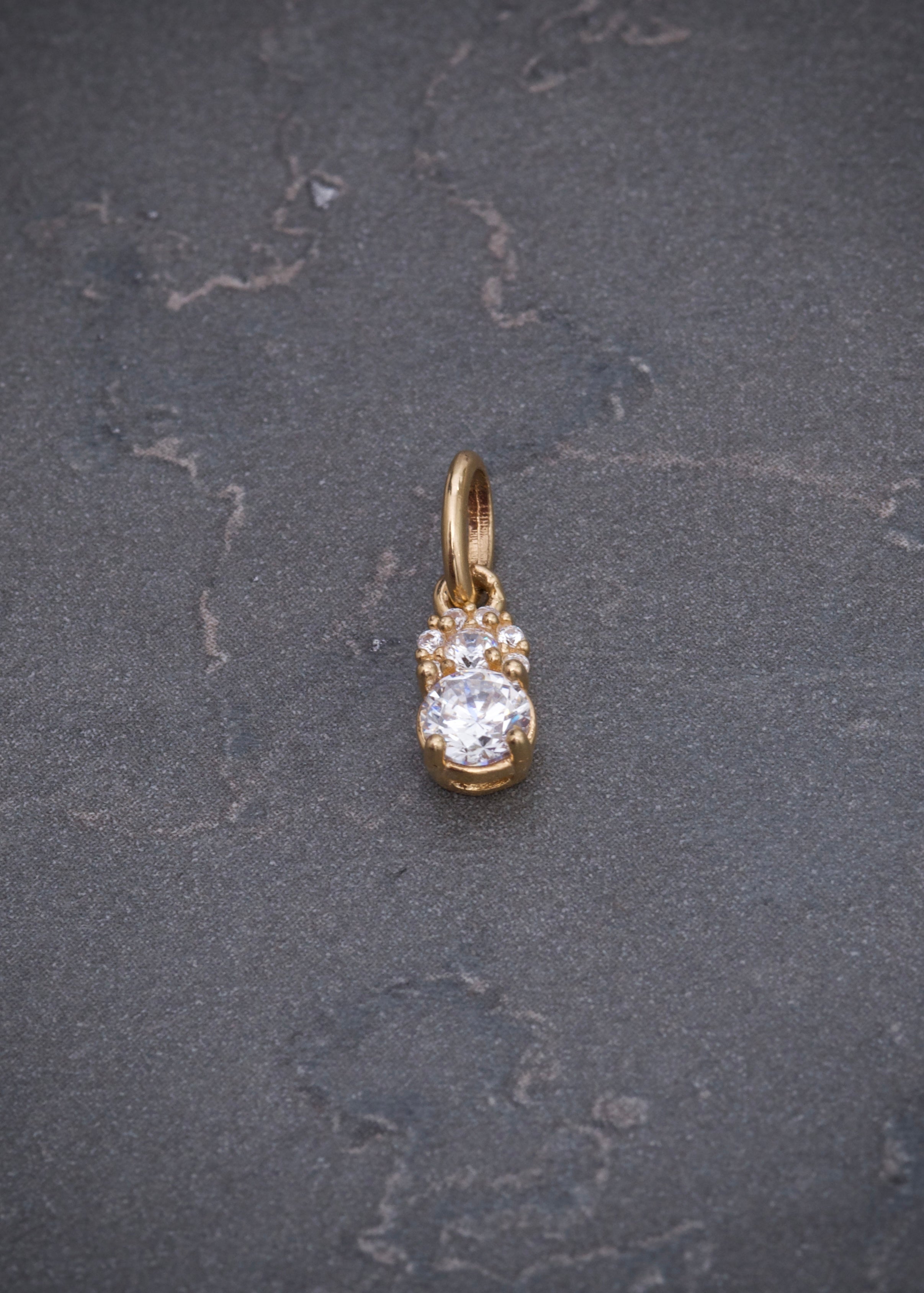 Dije con swarovski blanco 0.65gr / Largo 1.3cm / Oro Amarillo Nac B