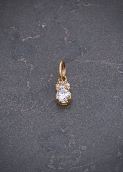 Dije con swarovski blanco 0.65gr / Largo 1.3cm / Oro Amarillo Nac B