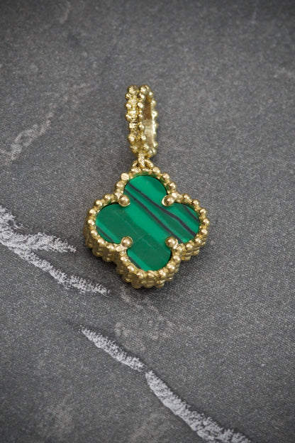 Dije lucky clover piedra verde 0.95gr / Largo 1.6cm / Oro Amarillo Nac B