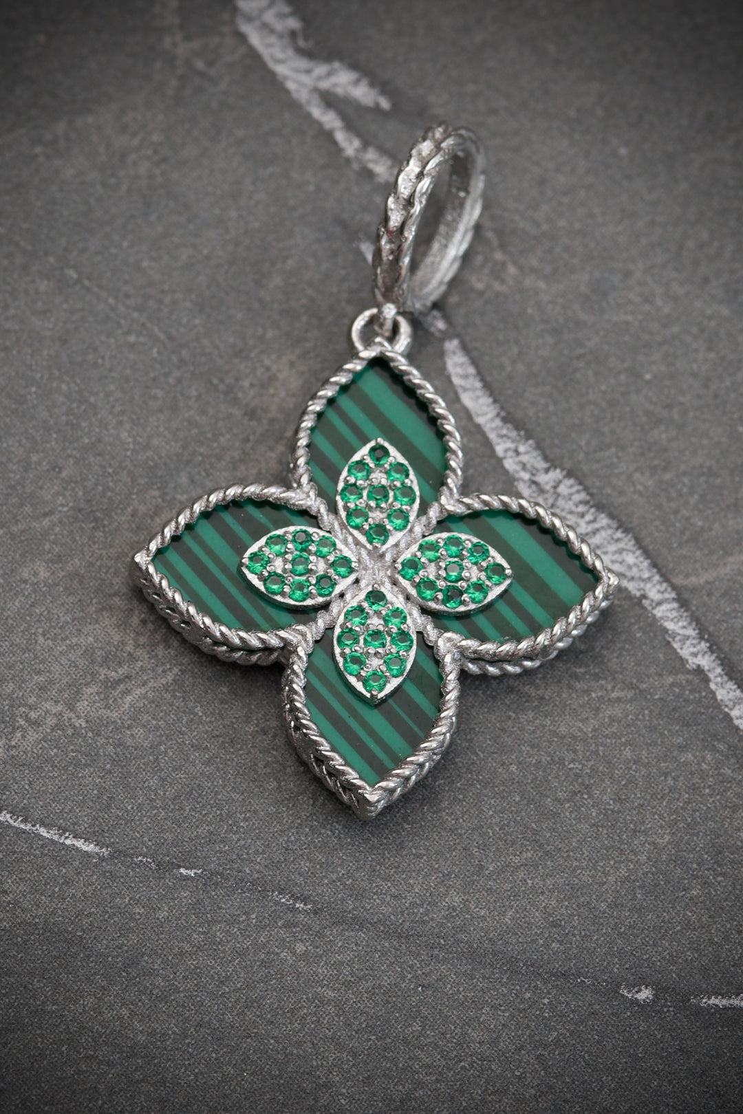 Dije lucky clover piedra verde con swarovski verde 2.2gr / Largo 3cm — Oro Blanco