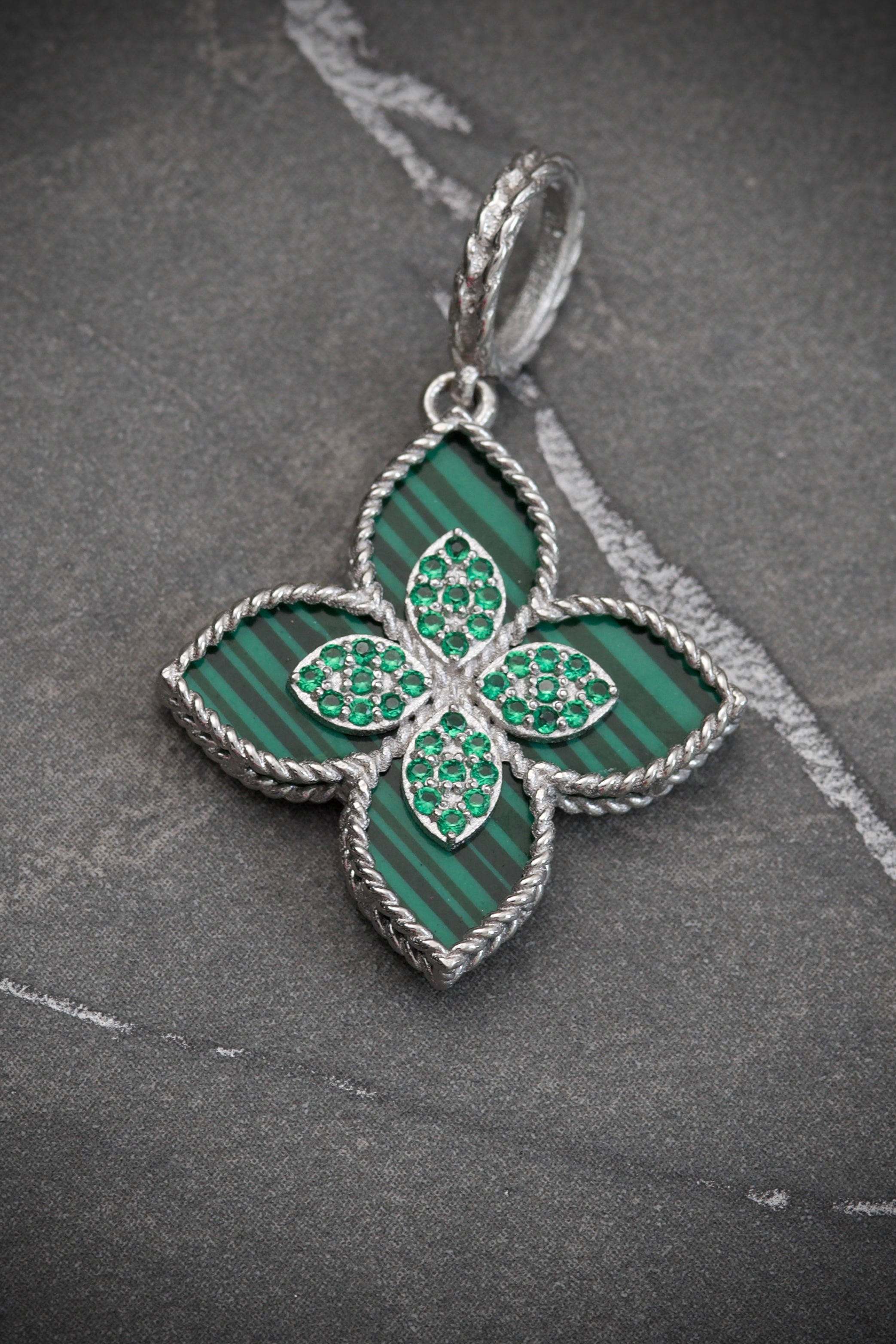 Dije lucky clover piedra verde con swarovski verde 2.2gr / Largo 3cm / Oro Blanco Nac M