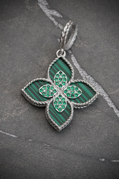 Dije lucky clover piedra verde con swarovski verde 2.2gr / Largo 3cm / Oro Blanco Nac M
