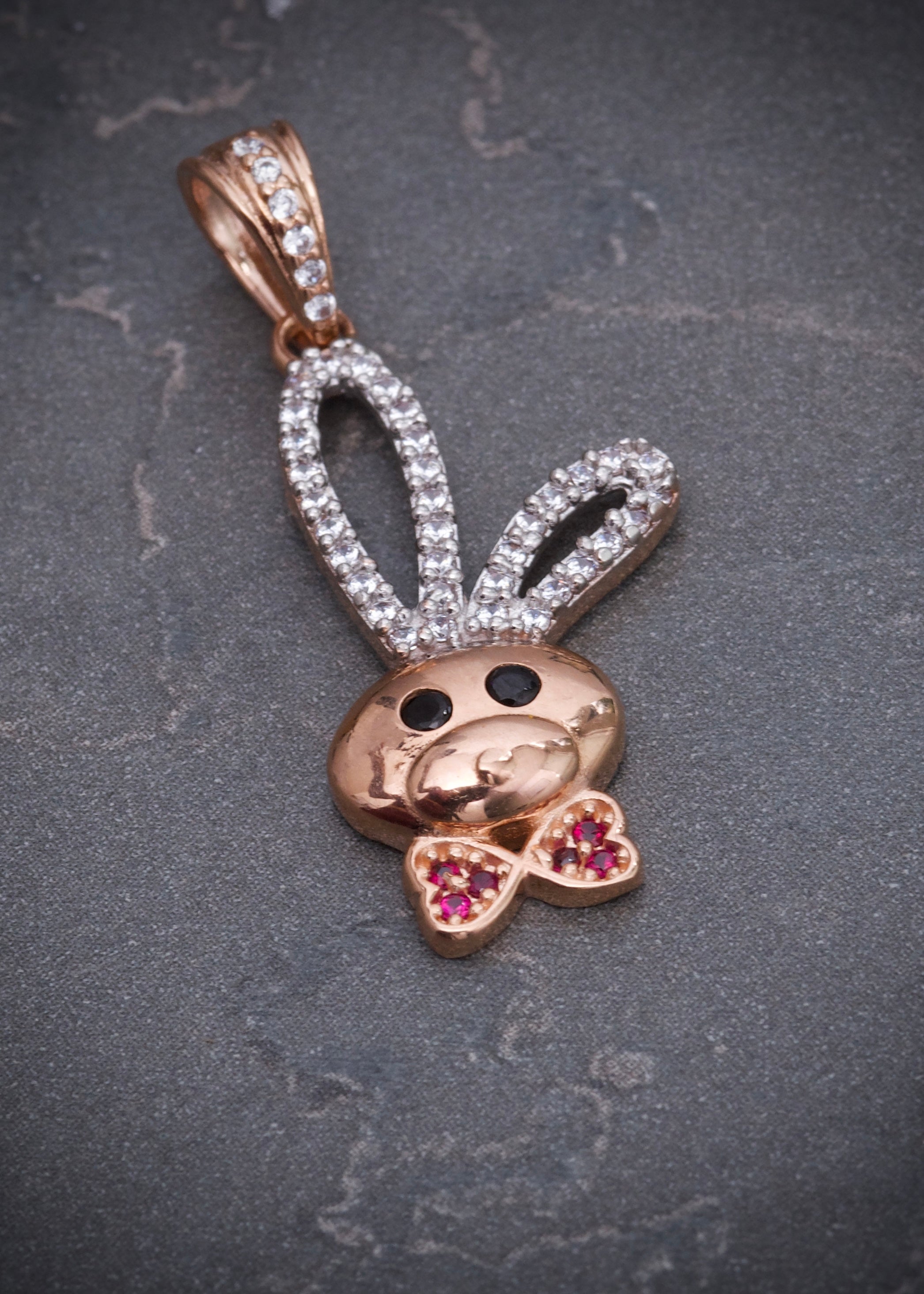 Dije conejo con swarovski fucsia y blanco 2.25gr / Largo 3.1cm / Oro Rosado Nac B