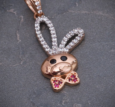 Dije conejo con swarovski fucsia y blanco 2.25gr / Largo 3.1cm / Oro Rosado Nac B