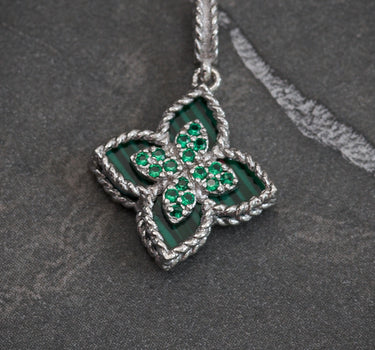 Dije lucky clover piedra verde con swarovski verde 1.25gr / Largo 2cm / Oro Blanco Nac M