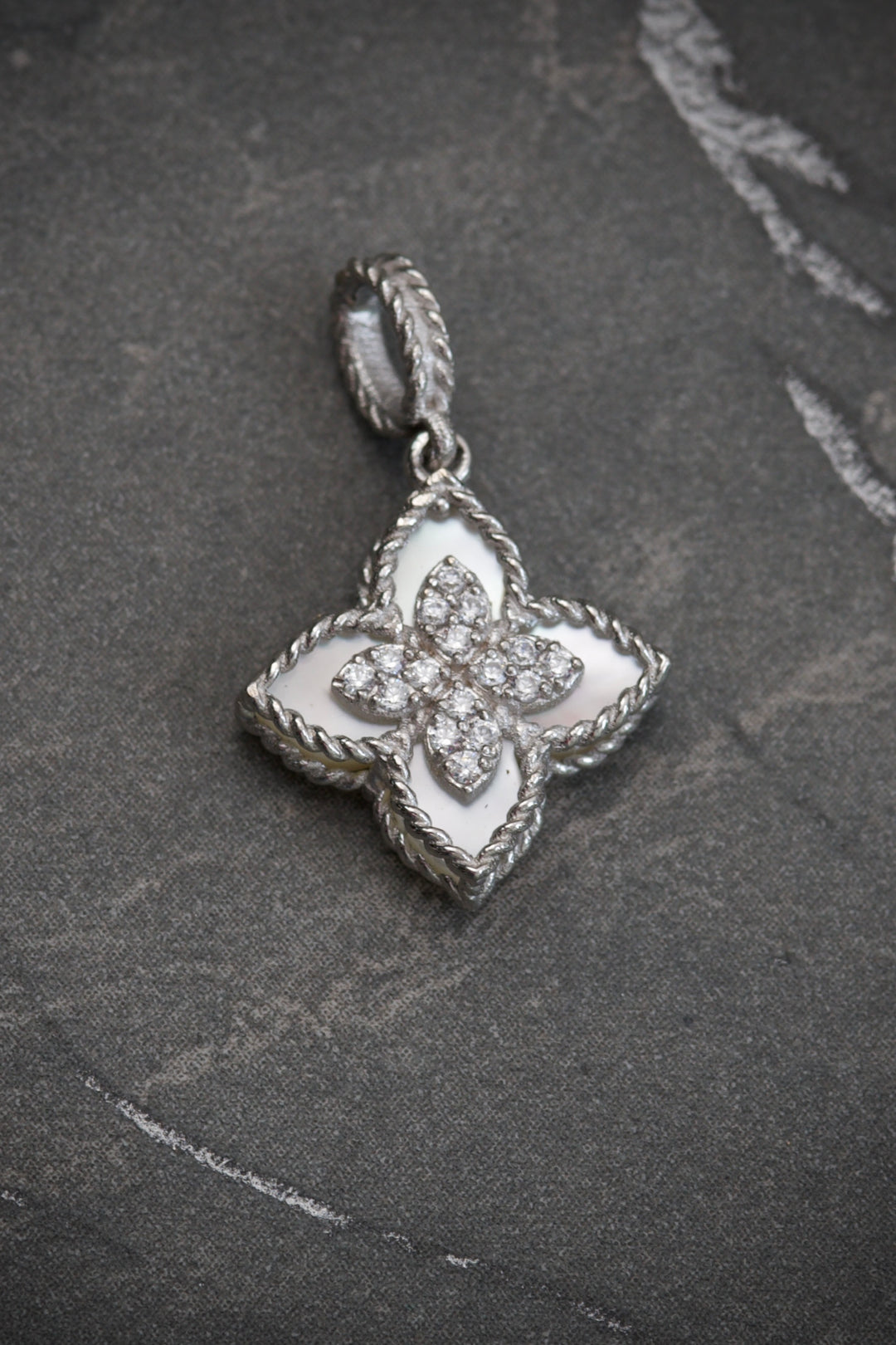 Dije lucky clover piedra blanca con swarovski blanco 1.3gr / Largo 2cm — Oro Blanco