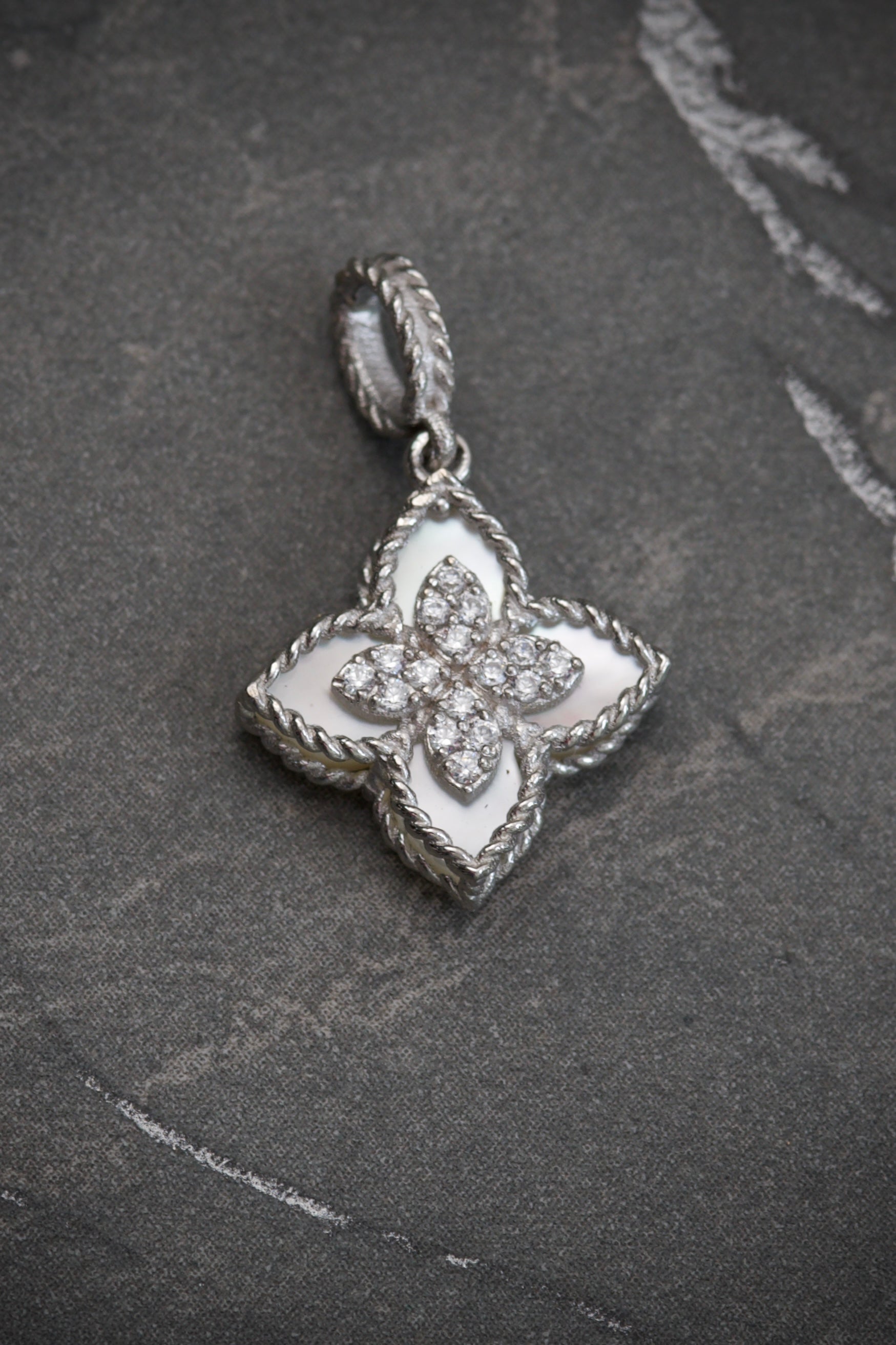 Dije lucky clover piedra blanca con swarovski blanco 1.3gr / Largo 2cm / Oro Blanco Nac B