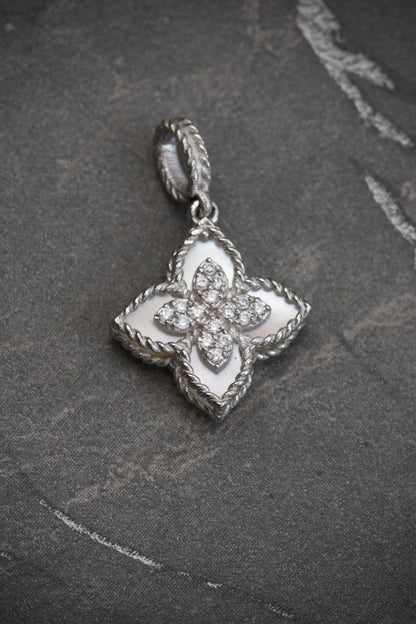 Dije lucky clover piedra blanca con swarovski blanco 1.3gr / Largo 2cm / Oro Blanco Nac B