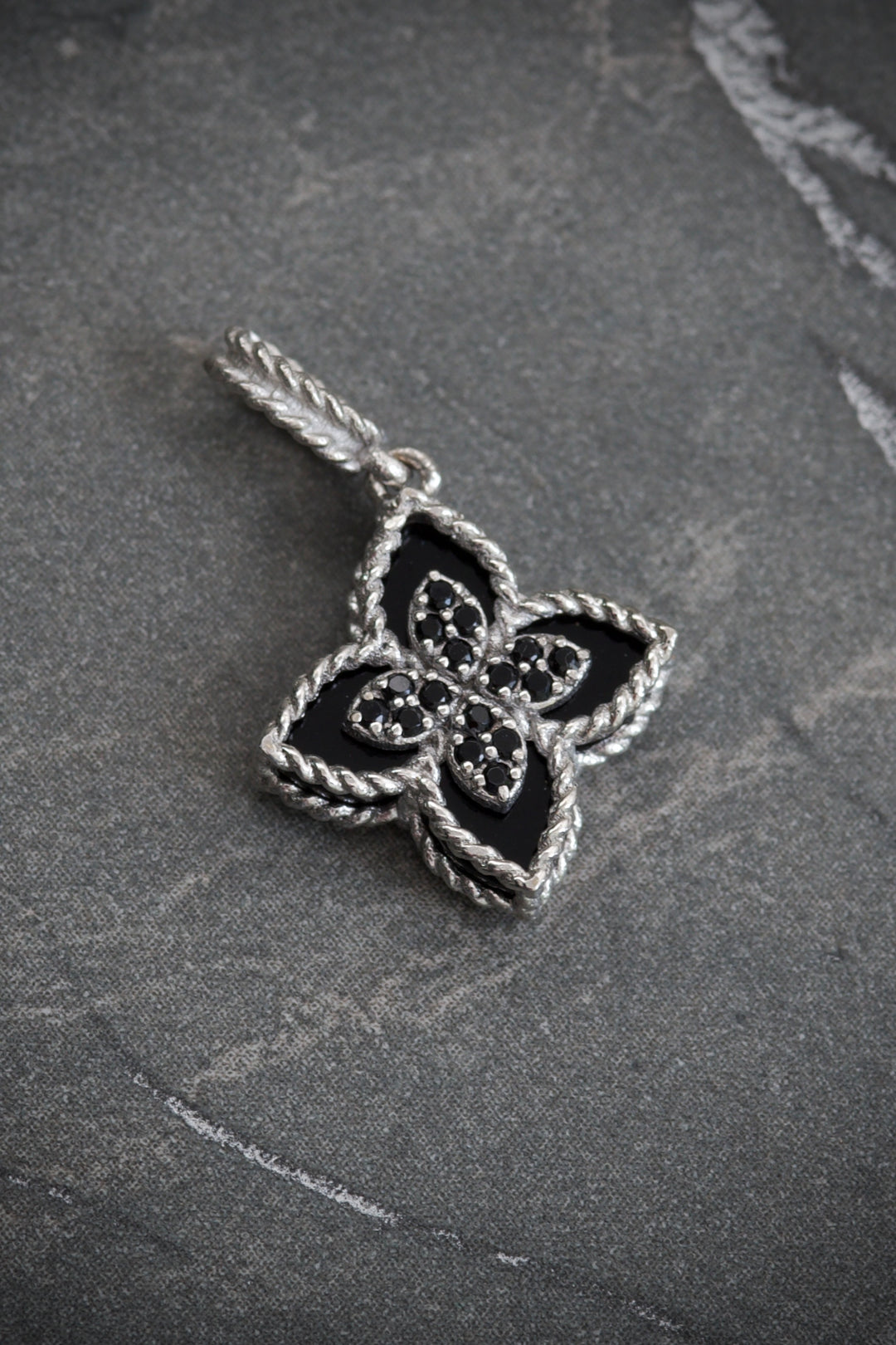 Dije lucky clover piedra negra con swarovski negro 1.35gr / Largo 2cm — Oro Blanco