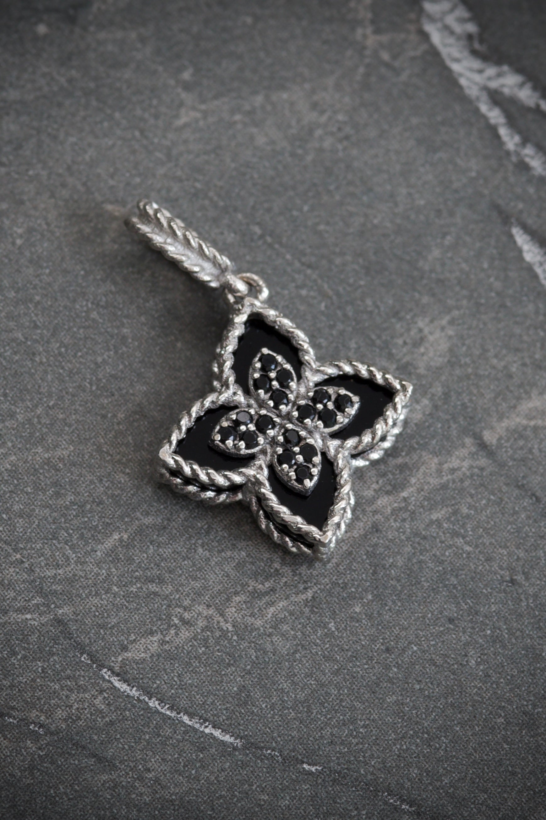 Dije lucky clover piedra negra con swarovski negro 1.35gr / Largo 2cm / Oro Blanco Nac B