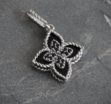Dije lucky clover piedra negra con swarovski negro 1.35gr / Largo 2cm / Oro Blanco Nac B