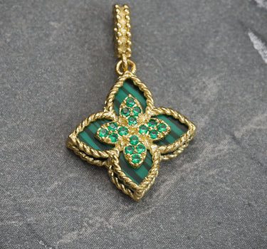 Dije lucky clover piedra verde con swarovski verde 1.25gr / Largo 2cm / Oro Amarillo Nac P