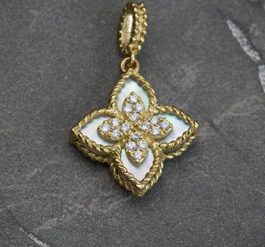 Dije lucky clover piedra blanca con swarovski blanco 1.35gr / Largo 2 cm / Oro Amarillo Nac M