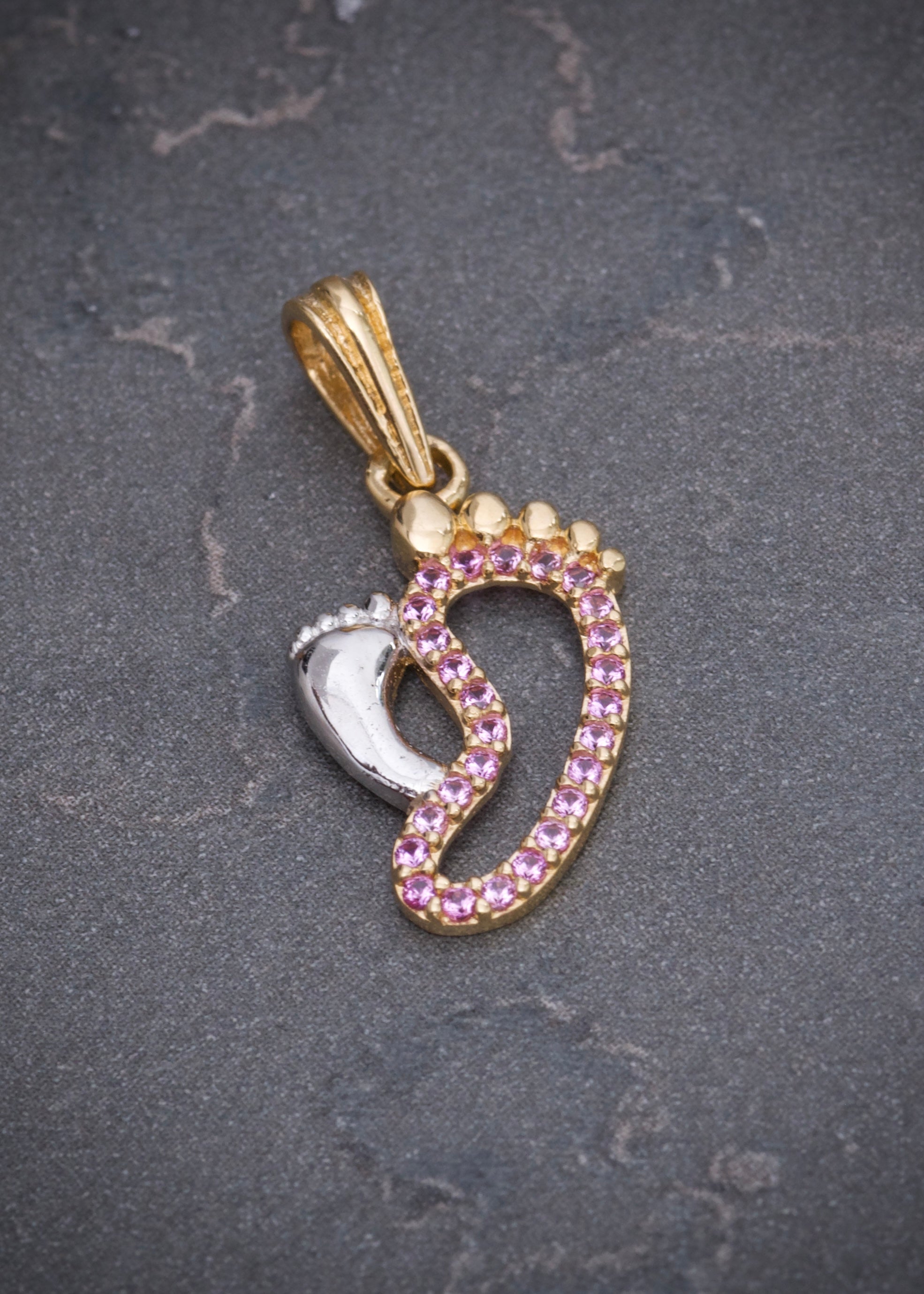 Dije de pies con swarovski rosado 1.05gr / Largo 2.1cm / Oro amarillo  Nac B