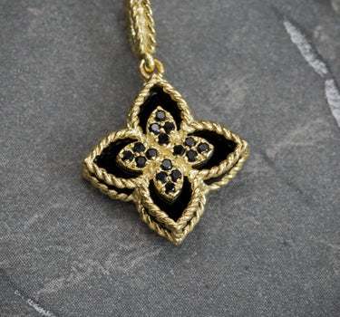 Dije lucky clover piedra negra con swarovski negro 1.35gr / Largo 2cm / Oro Amarillo Nac M