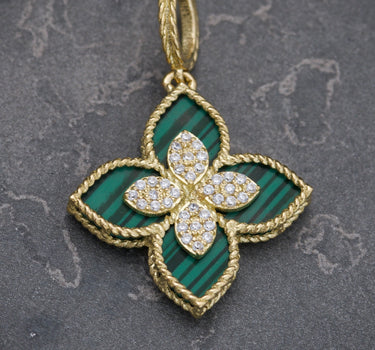 Dije LUCKY CLOVER Con Piedra Verde 2.5gr / Largo 3.1cm / Oro Amarillo Nac B