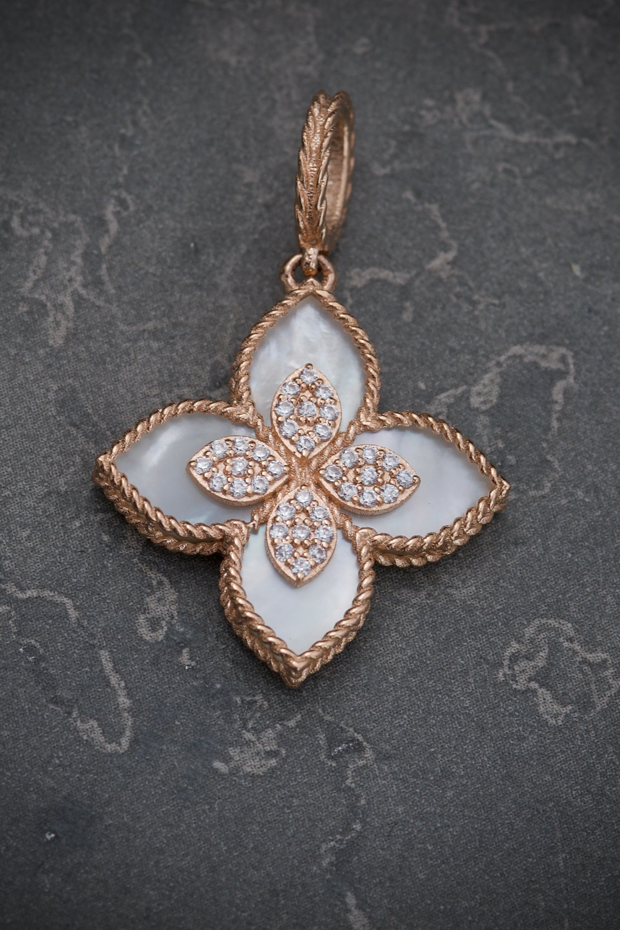 Dije LUCKY CLOVER Con Piedra Blanca 3gr / Largo 3.1cm / Oro Rosado Nac M