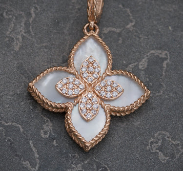 Dije LUCKY CLOVER Con Piedra Blanca 3gr / Largo 3.1cm / Oro Rosado Nac M