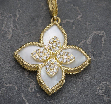 Dije LUCKY CLOVER COn piedra Blanca 2.3gr / Largo 3.1cm / Oro Amarillo Nac P