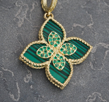 Dije LUCKY CLOVER Con Piedra Verde 2.25gr / Largo 3.1cm / Oro Amarillo Nac M