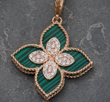 Dije LUCKY CLOVER Con Piedra Verde 2.4gr / Largo 3.1cm / Oro Rosado Nac P