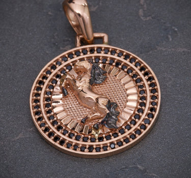 Dije medalla de caballo con swarovski negro 4.35gr / Largo 3.1cm / Oro Rosado Nac B