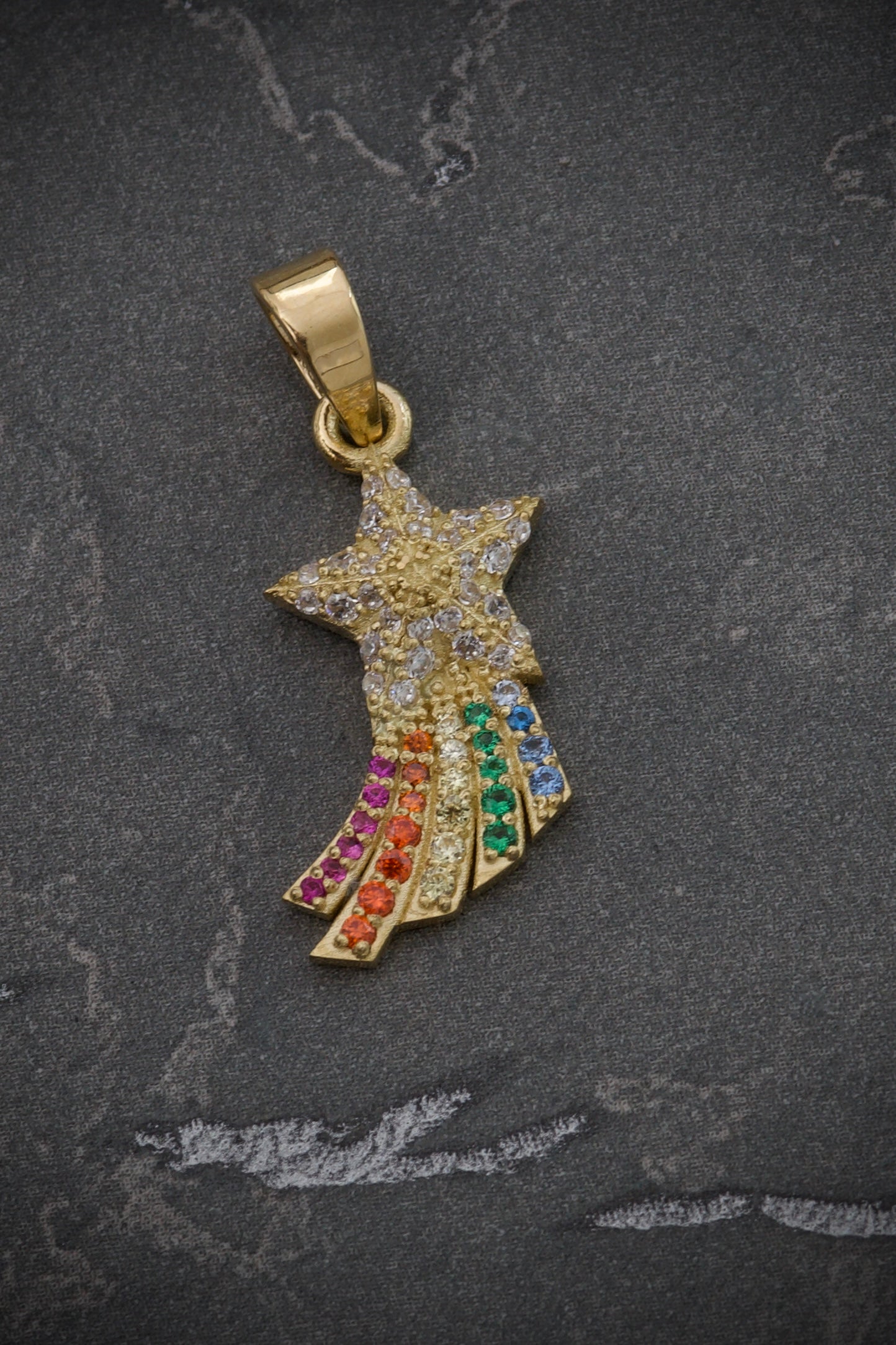 Dije De ESTRElla FUGaz COn Swarovski Multicolor 2.45gr / Largo 2.5cm / Oro Amarillo Nac B