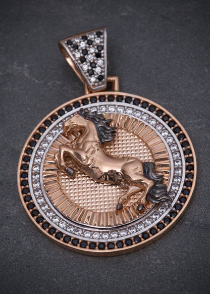 Dije  caballo con swarovski negro y blanco 10.55gr / Largo 4cm / Oro Rosado Nac P