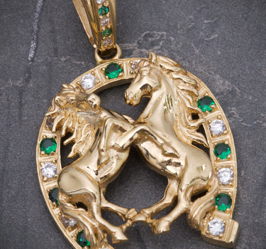Dije herradura y caballos con swarovski blanco y verde 13.15gr / Largo 5.2cm / Oro Amarillo Nac M