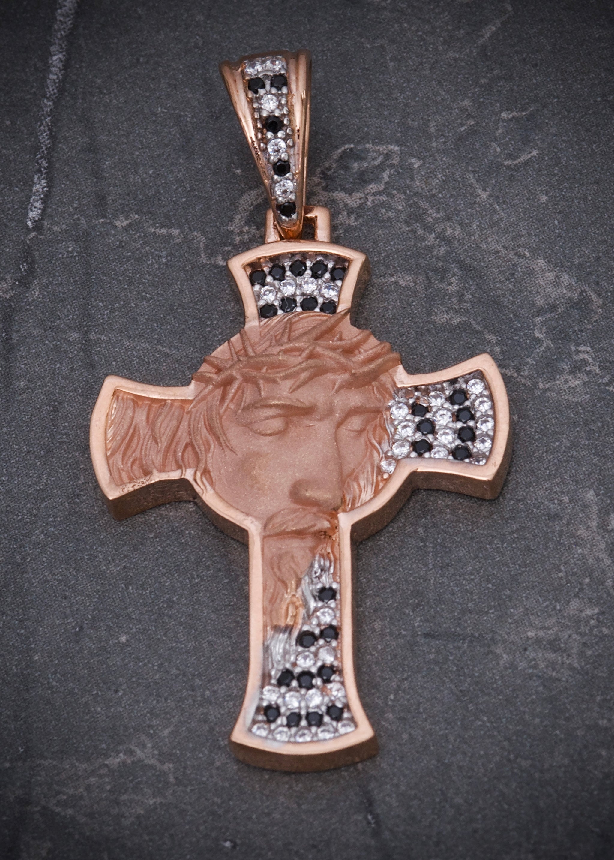 Dije cruz cara jesus swarovski negro y blanco 6.1gr / Largo 4.3cm / Oro Rosado Nac M