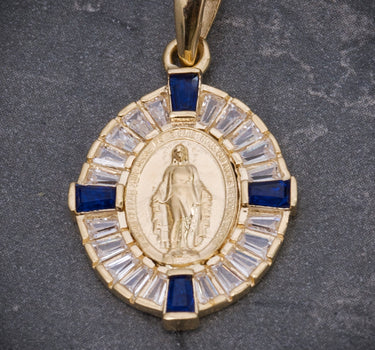 Dije virgen milagrosa swarovski azul y blanco 2.6gr / Largo 2.8cm / Oro Amarillo Nac M