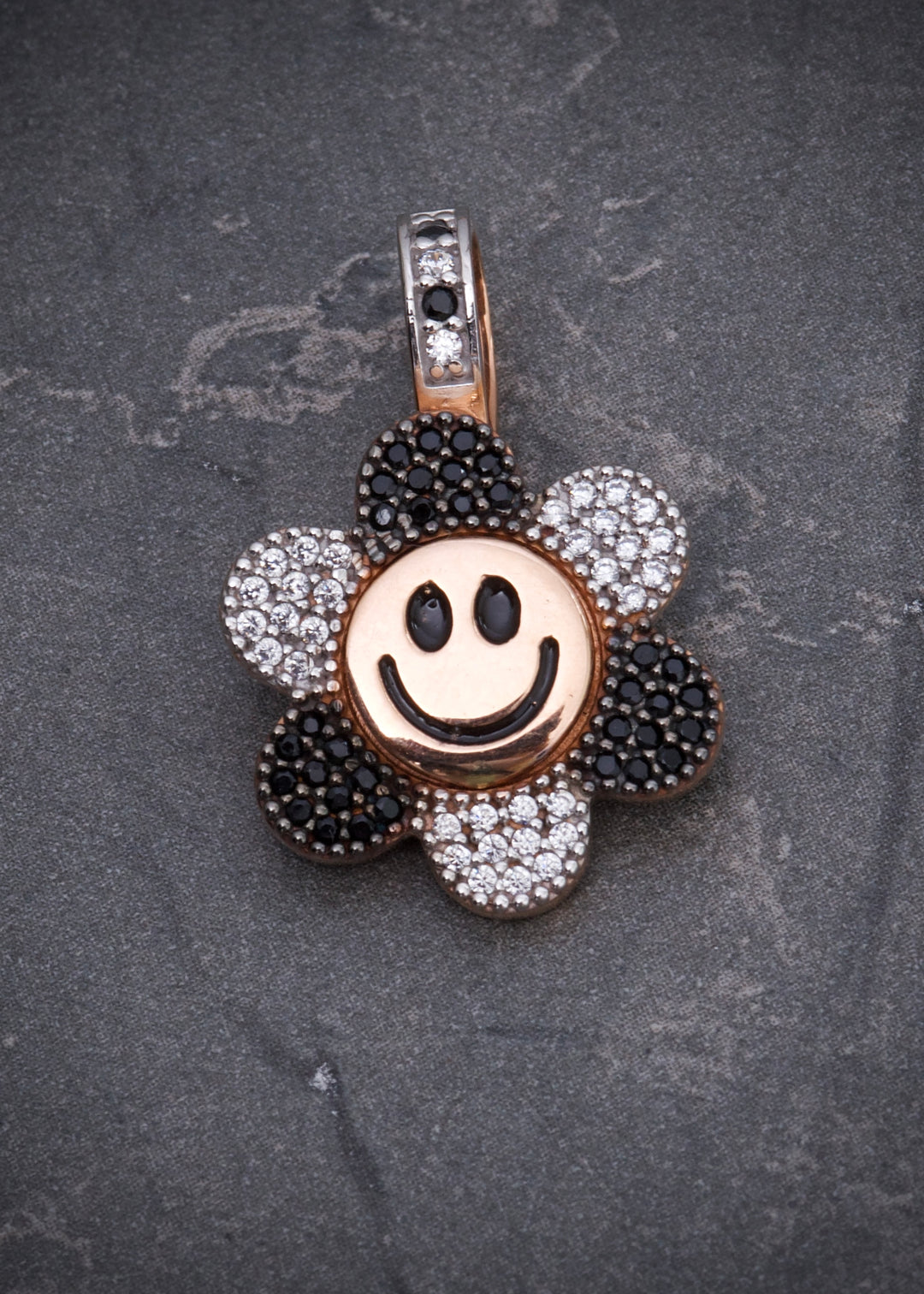 Dije flor giratorio swarovski negro y blanco 4.35gr / Largo 2.5cm — Oro Rosado