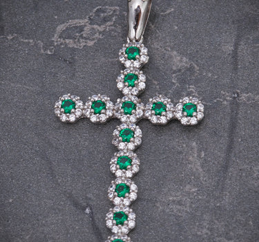 Dije cruz con swarovski verde y blanco 2.85gr / Largo 4.1cm / Oro Blanco Nac M