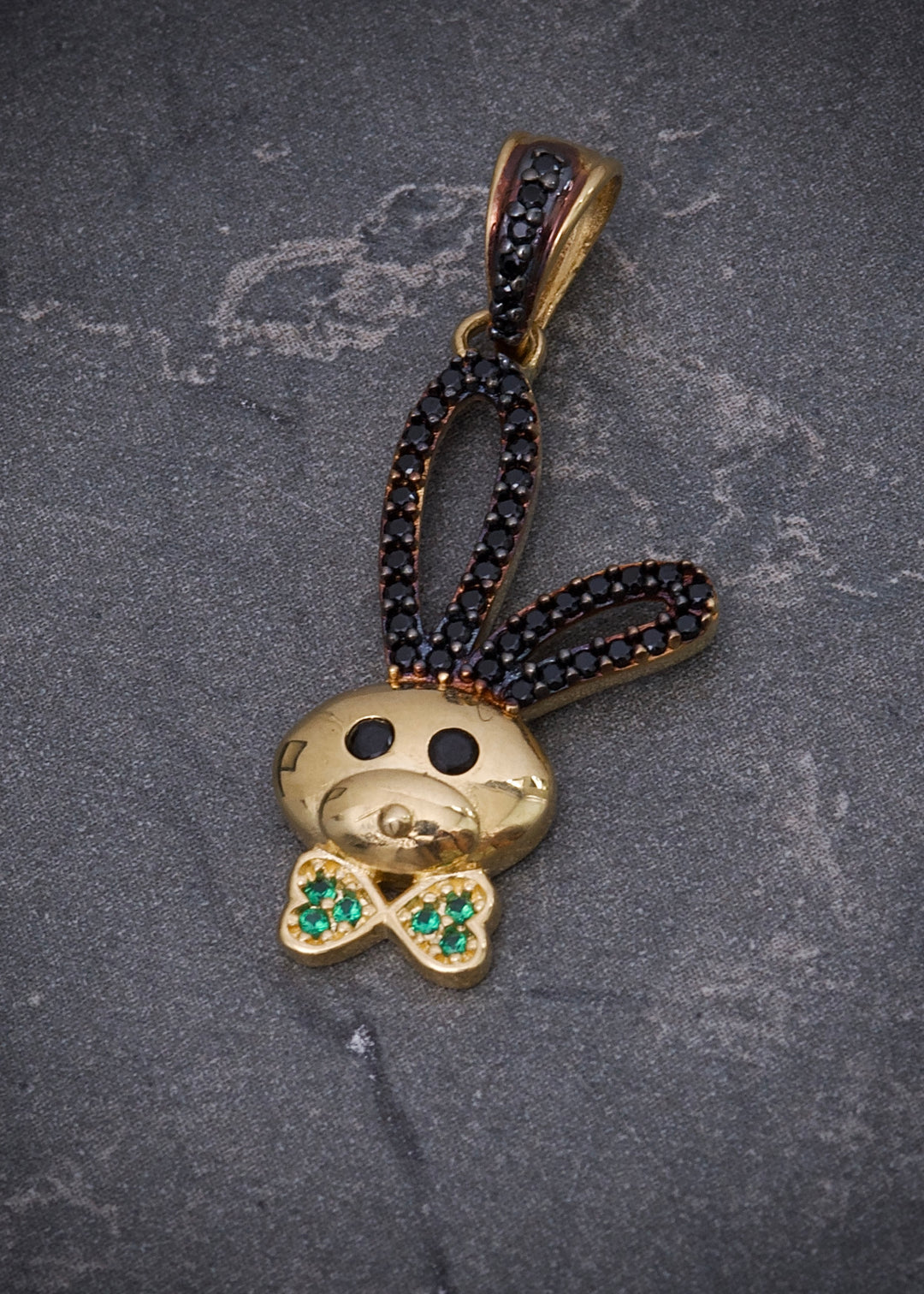 Dije conejo con swarovski negro y verde 2.35gr / Largo 3.1cm — Oro Amarillo