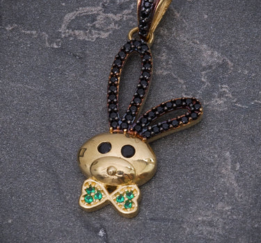 Dije conejo con swarovski negro y verde 2.35gr / Largo 3.1cm / Oro Amarillo Nac M
