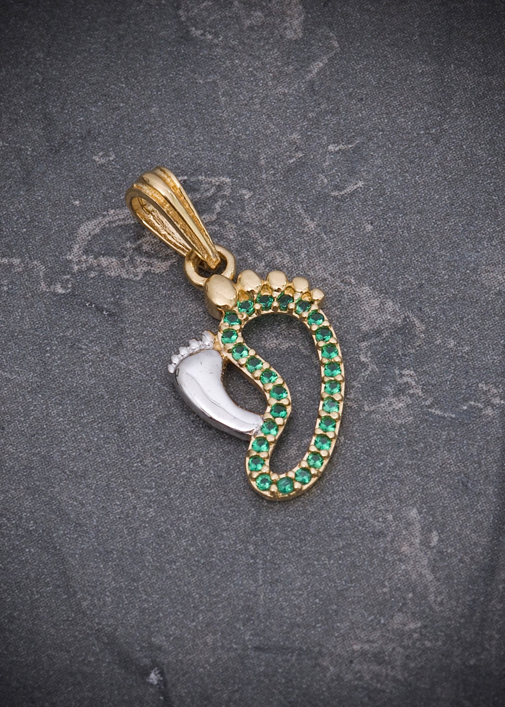 Dije pies con swarovski verde 1.05gr / Largo 2.2cm / Oro Amarillo Nac M