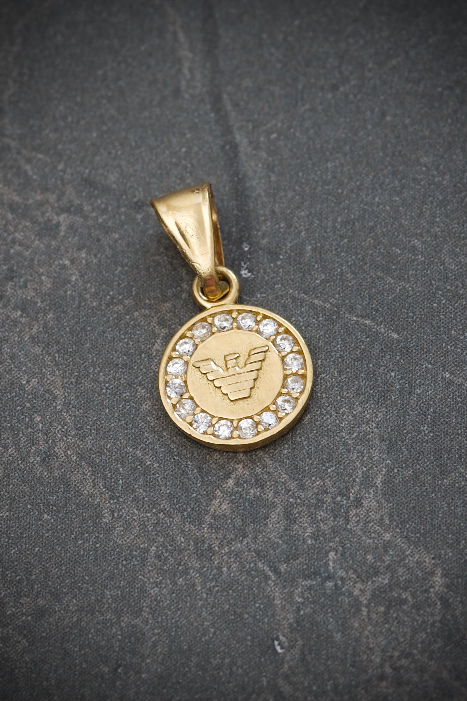 Dije AR 0.6gr / 1.4cm / Oro Amarillo Nac B