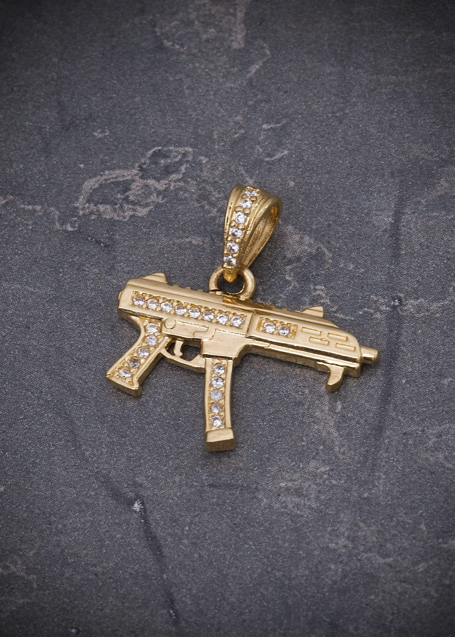 Dije ak 47 con swarovski blanco 2.3gr / Largo 2.3cm / Oro Amarillo Nac M