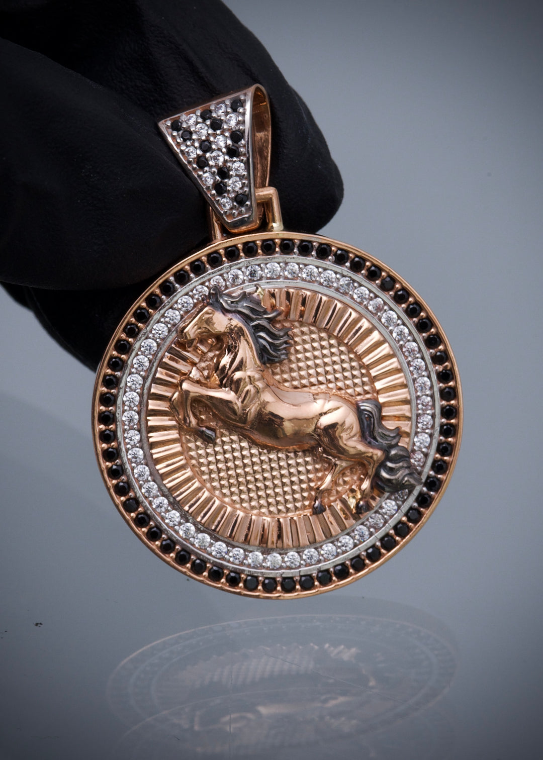 Dije  caballo con swarovski negro y blanco 10.55gr / Largo 4cm — Oro Rosado