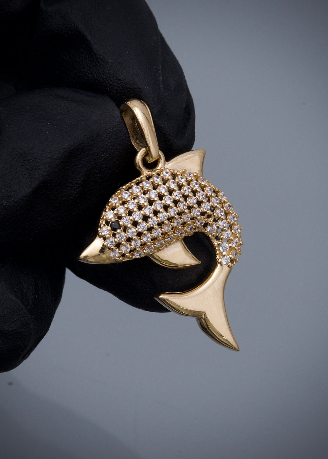 Dije delfin con swarovski negro y blanco 2.8gr / Largo 3.1cm — Oro Amarillo