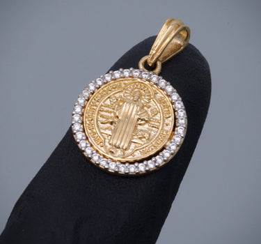 Dije san benito con swarovski blanco 2.3gr / Largo 2.2cm / Oro Amarillo Nac P