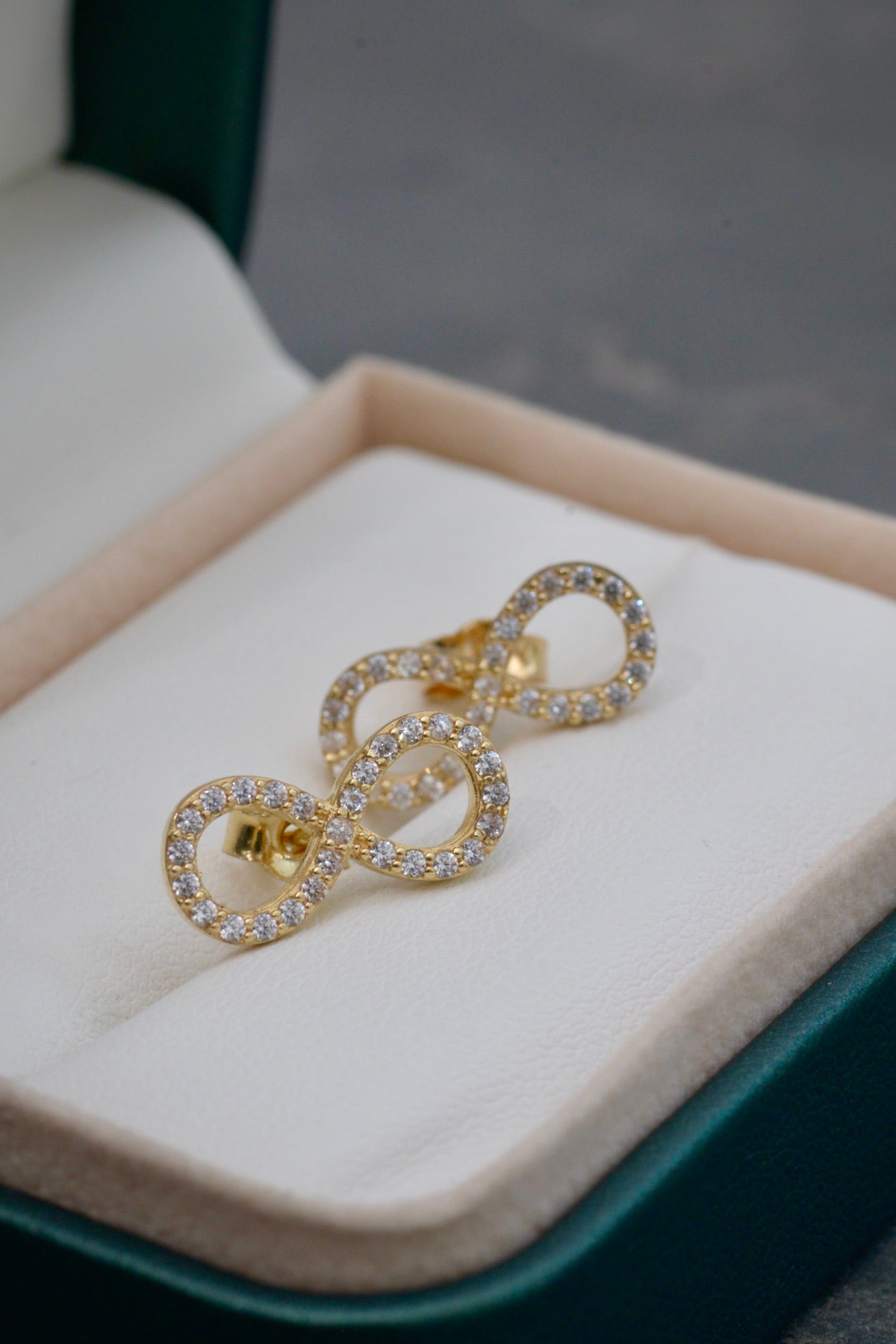 Topos de infinito con swarovski 2.65gr / Largo 0.7cm / Oro Amarillo Nac M