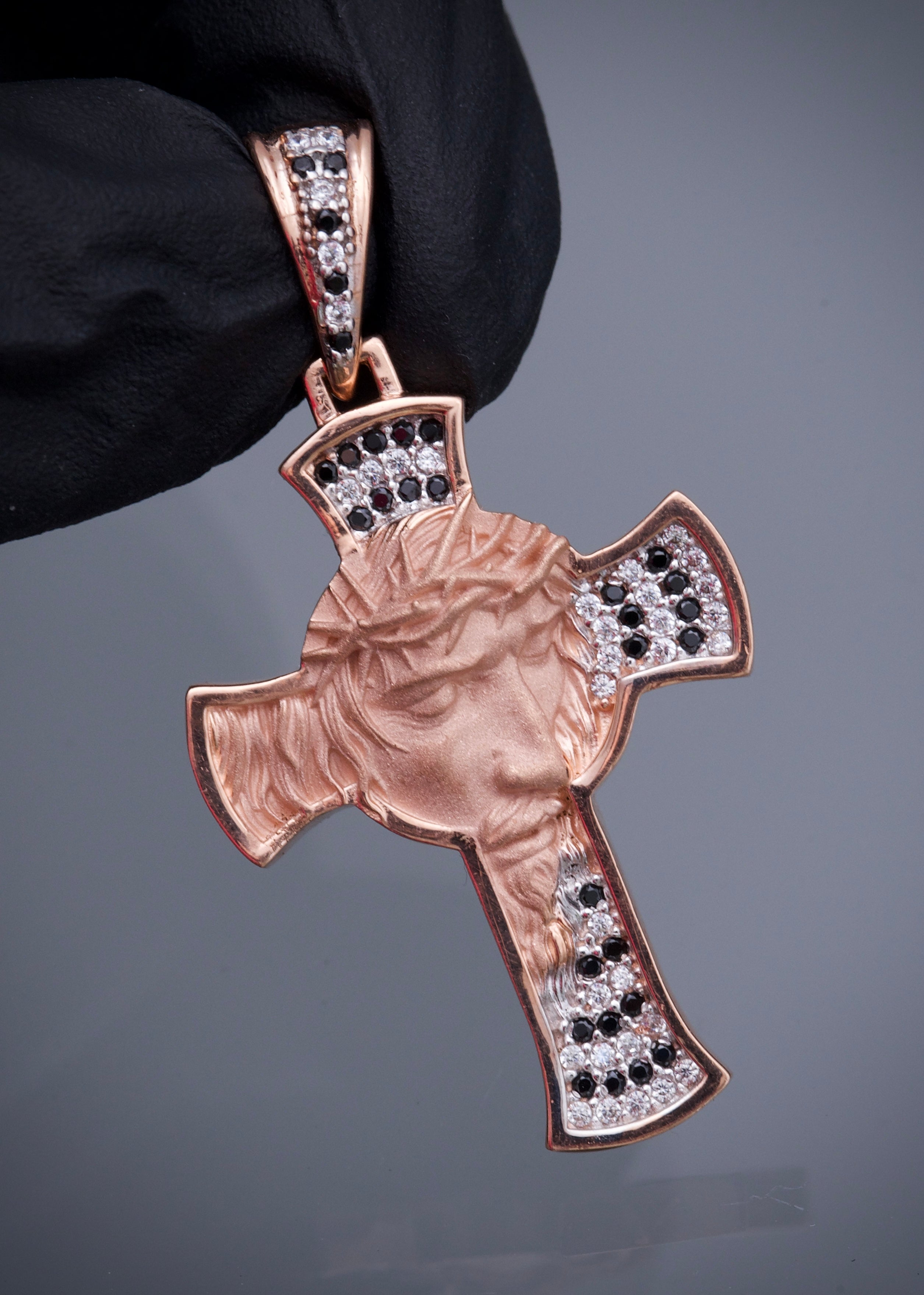 Dije cruz cara jesus swarovski negro y blanco 6.1gr / Largo 4.3cm / Oro Rosado Nac M