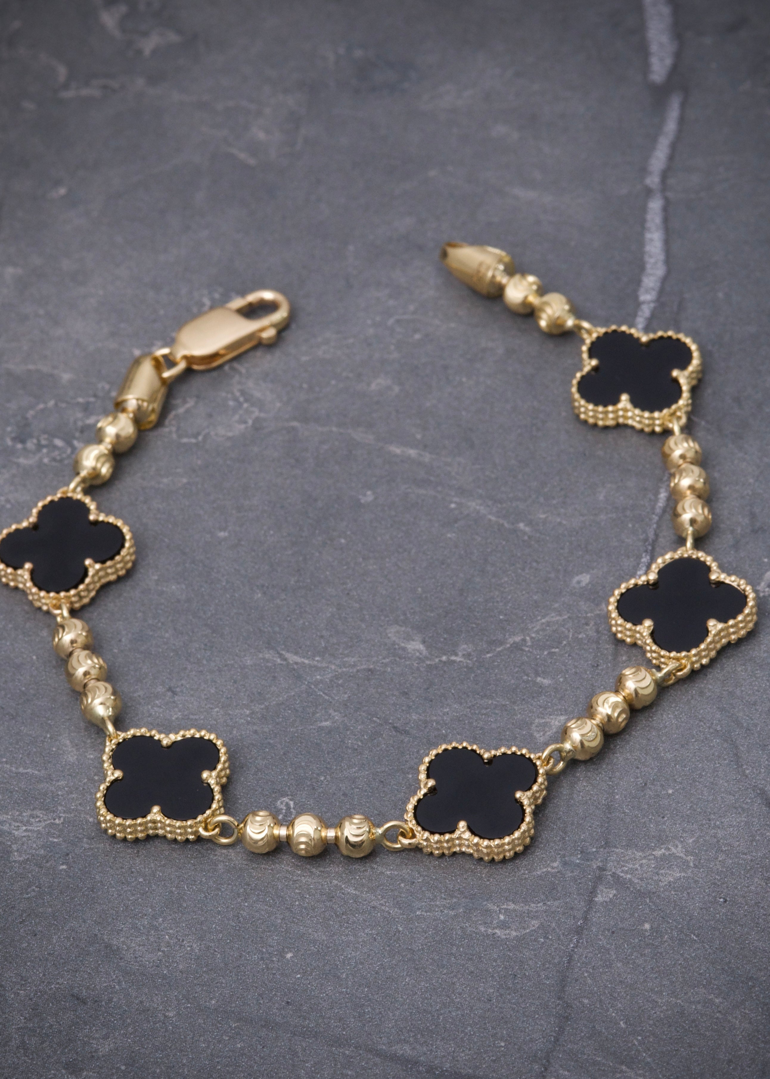 Pulso lucky clover con piedra negra 11.85gr / Largo 18cm / Oro Amarillo Nac B